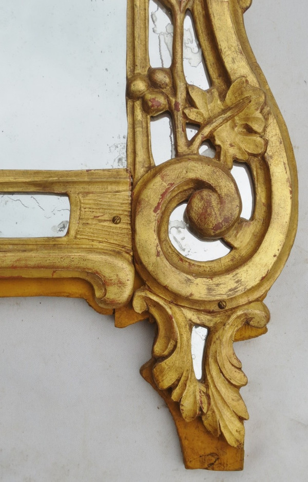 Miroir en bois doré, XVIIIe siècle.