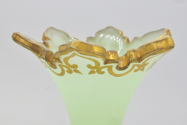 Vases en opaline, XIXe siècle. 