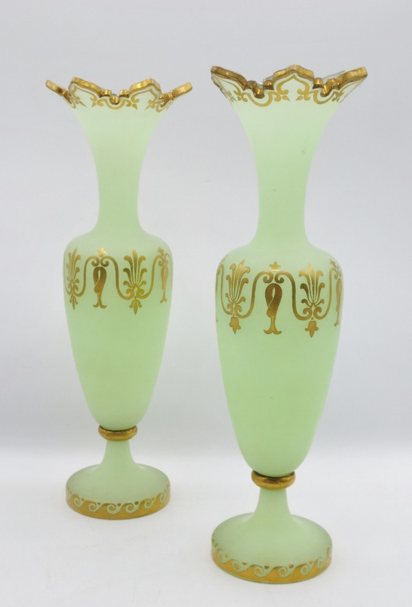 Vases en opaline, XIXe siècle. 