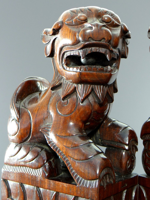 Chine, Début Du XXème Siècle, Paire De Chiens De Fo En Bois Sculpté Reposant Sur Une Console.