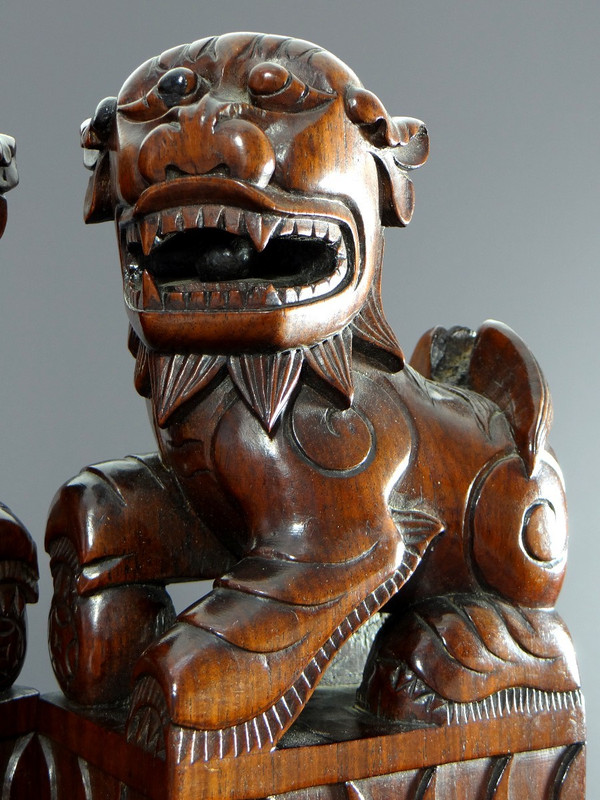 Chine, Début Du XXème Siècle, Paire De Chiens De Fo En Bois Sculpté Reposant Sur Une Console.