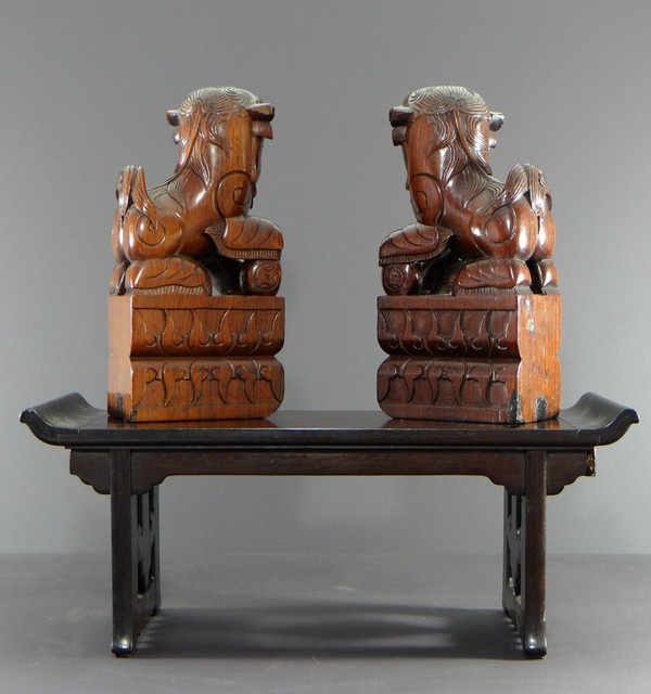 Chine, Début Du XXème Siècle, Paire De Chiens De Fo En Bois Sculpté Reposant Sur Une Console.