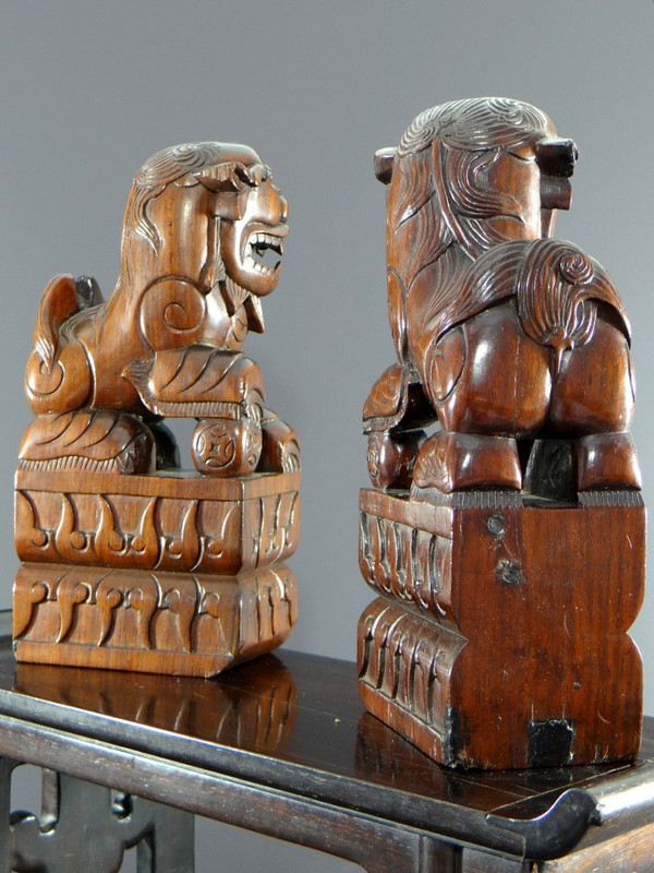Chine, Début Du XXème Siècle, Paire De Chiens De Fo En Bois Sculpté Reposant Sur Une Console.