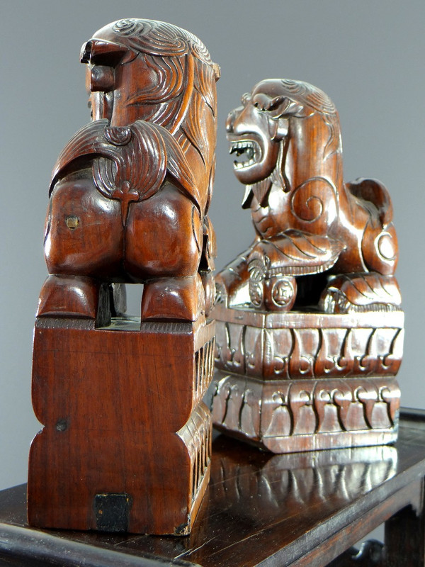 Chine, Début Du XXème Siècle, Paire De Chiens De Fo En Bois Sculpté Reposant Sur Une Console.
