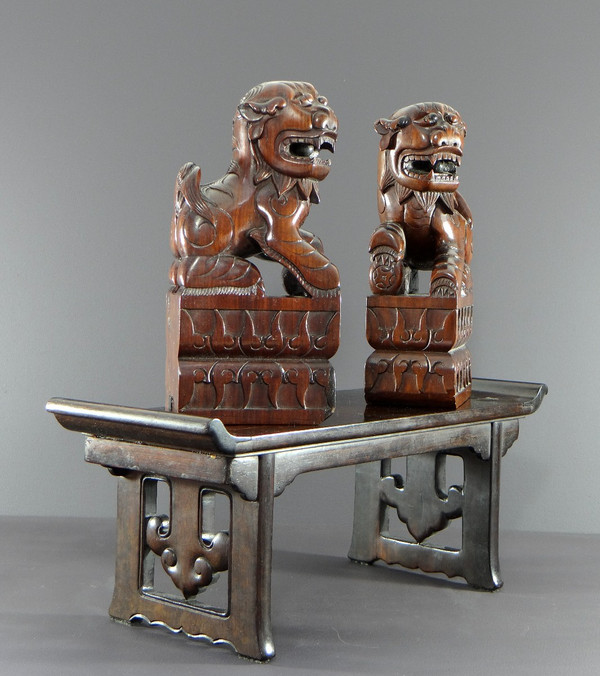 Chine, Début Du XXème Siècle, Paire De Chiens De Fo En Bois Sculpté Reposant Sur Une Console.