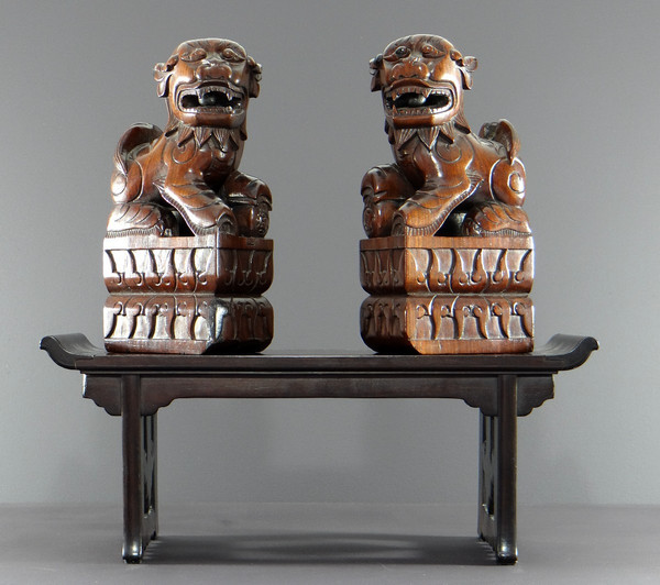 Chine, Début Du XXème Siècle, Paire De Chiens De Fo En Bois Sculpté Reposant Sur Une Console.