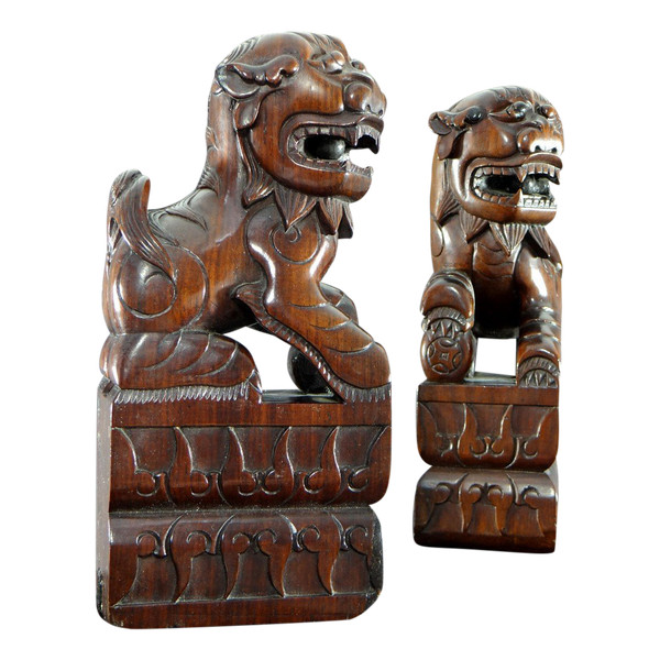 Chine, Début Du XXème Siècle, Paire De Chiens De Fo En Bois Sculpté Reposant Sur Une Console.