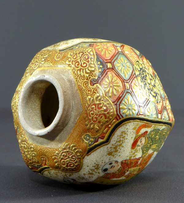 Japan, 19. Jahrhundert, Satsuma, Steingut Schalenvase Mit Kinderszenen Dekor.