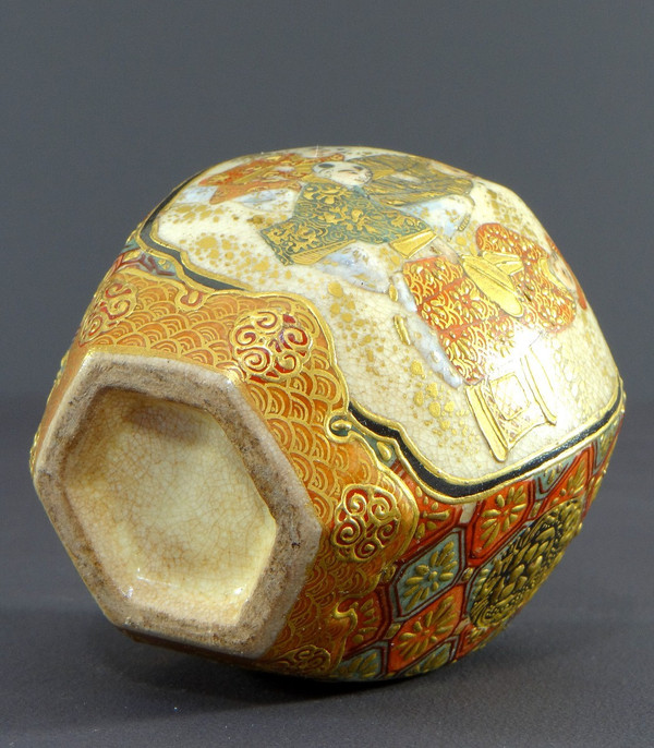 Japan, 19. Jahrhundert, Satsuma, Steingut Schalenvase Mit Kinderszenen Dekor.
