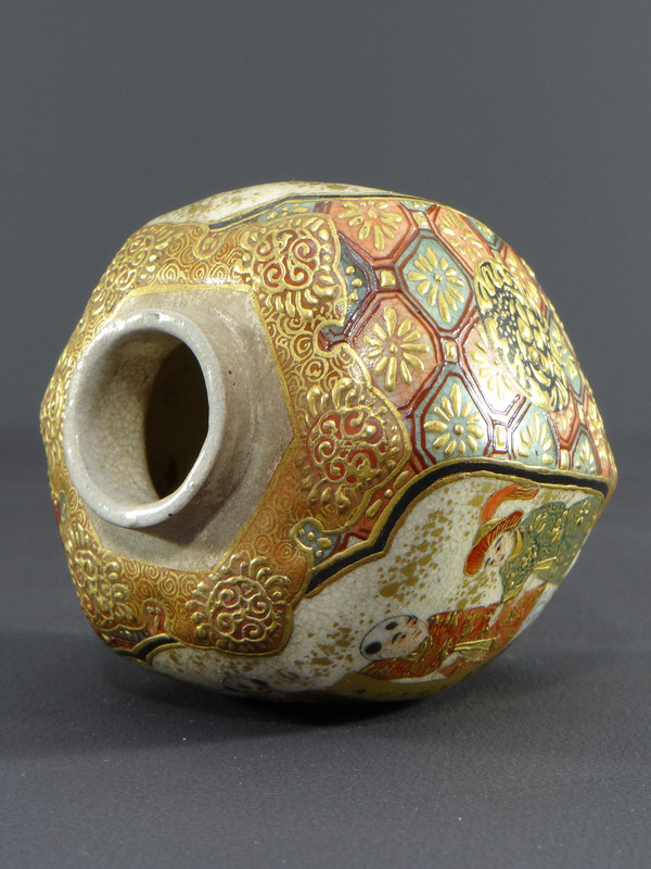 Japan, 19. Jahrhundert, Satsuma, Steingut Schalenvase Mit Kinderszenen Dekor.