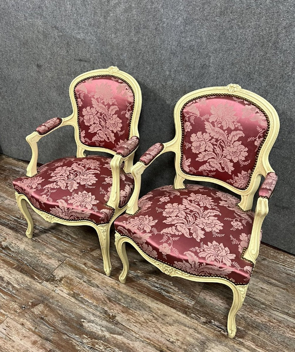 paire de fauteuils cabriolets de style Louis XV en bois laqué et sculpté vers 1900