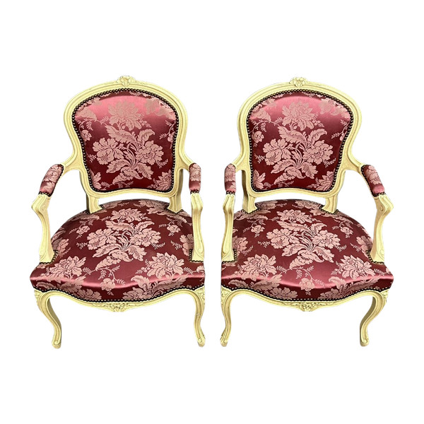 paire de fauteuils cabriolets de style Louis XV en bois laqué et sculpté vers 1900