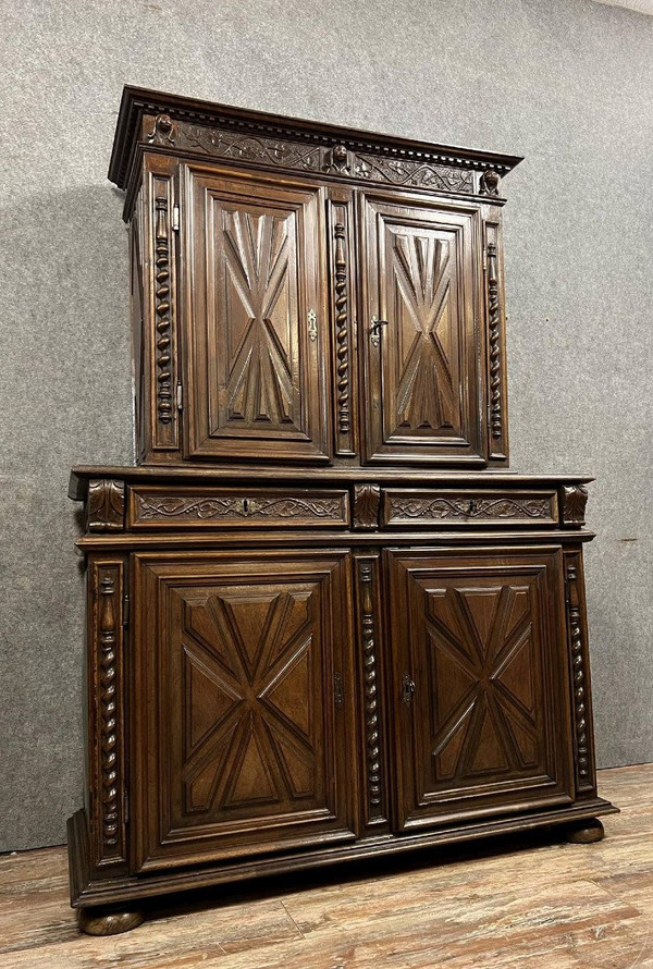 Credenza in noce massiccio intagliato del periodo Luigi XIII, 1680 circa