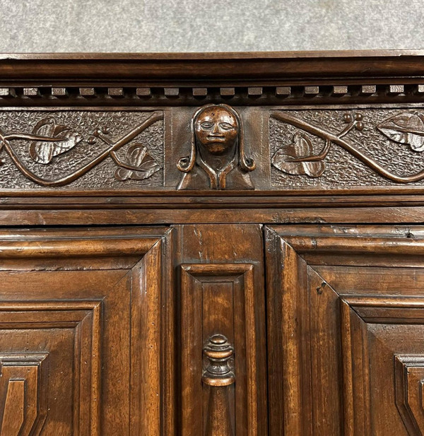 Credenza in noce massiccio intagliato del periodo Luigi XIII, 1680 circa