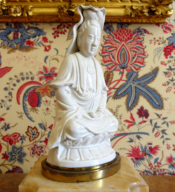 Statua Guanyin in porcellana cinese, base in bronzo - decoro cineserie / mobile cinese