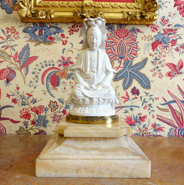 Statua Guanyin in porcellana cinese, base in bronzo - decoro cineserie / mobile cinese