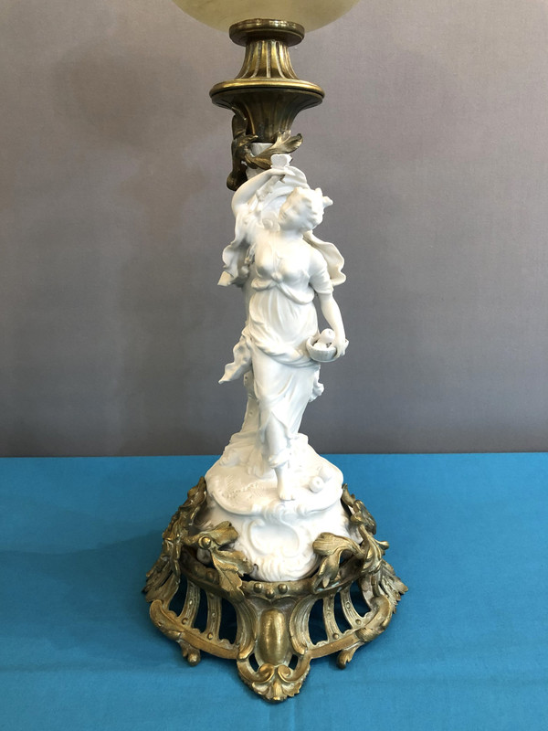 ancienne lampe à pétrole en bronze et biscuit, réservoir en verre émaillé 80 cm XIX eme