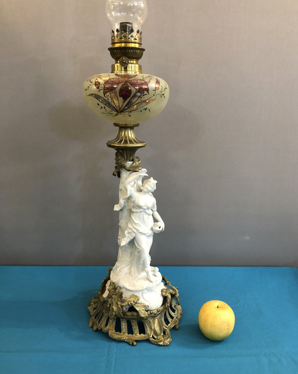 ancienne lampe à pétrole en bronze et biscuit, réservoir en verre émaillé 80 cm XIX eme