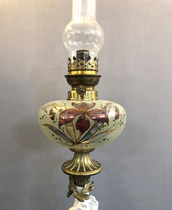 ancienne lampe à pétrole en bronze et biscuit, réservoir en verre émaillé 80 cm XIX eme