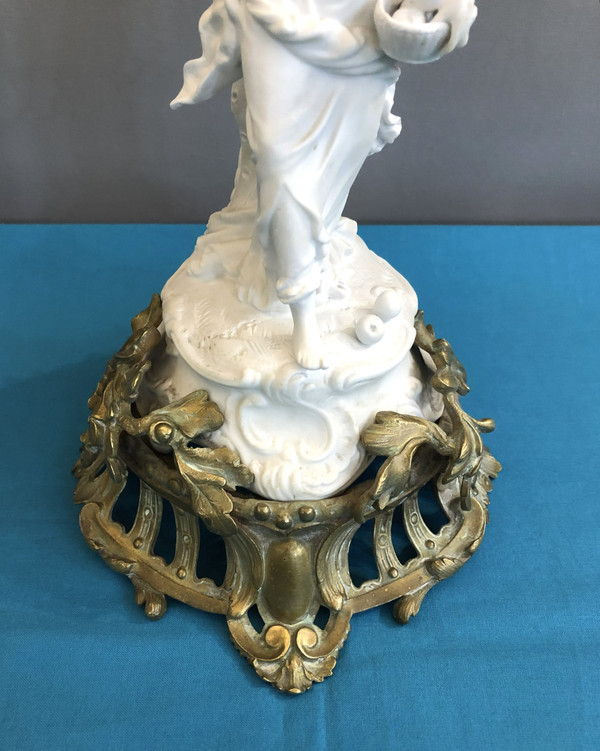 ancienne lampe à pétrole en bronze et biscuit, réservoir en verre émaillé 80 cm XIX eme