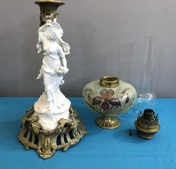 ancienne lampe à pétrole en bronze et biscuit, réservoir en verre émaillé 80 cm XIX eme