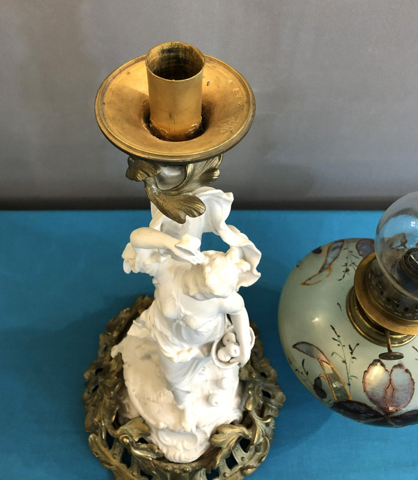 ancienne lampe à pétrole en bronze et biscuit, réservoir en verre émaillé 80 cm XIX eme