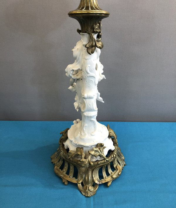 ancienne lampe à pétrole en bronze et biscuit, réservoir en verre émaillé 80 cm XIX eme