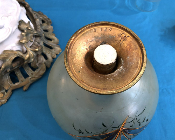 ancienne lampe à pétrole en bronze et biscuit, réservoir en verre émaillé 80 cm XIX eme