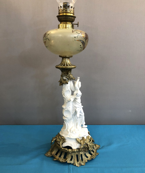 ancienne lampe à pétrole en bronze et biscuit, réservoir en verre émaillé 80 cm XIX eme