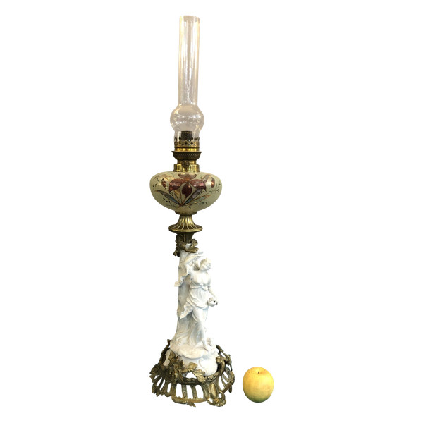 ancienne lampe à pétrole en bronze et biscuit, réservoir en verre émaillé 80 cm XIX eme