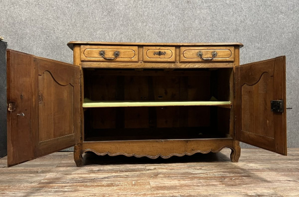 Buffet / Truhe Louis XV Epoche aus massivem Nussbaum um 1750
