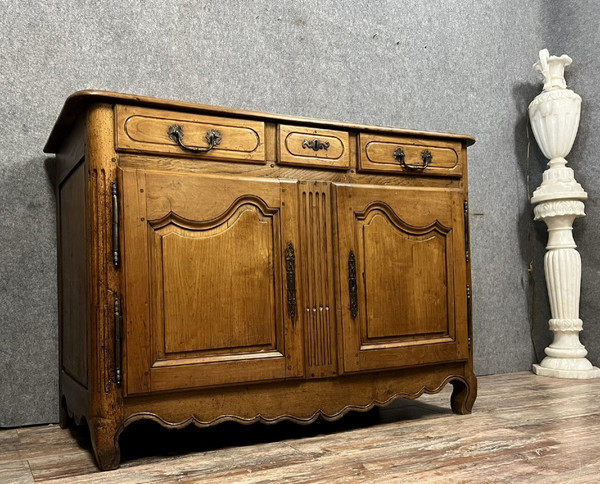 Buffet / Truhe Louis XV Epoche aus massivem Nussbaum um 1750
