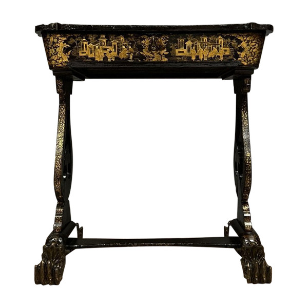 Table à ouvrage en laque, bois noirci à décor de scènes chinoises, époque Napoléon III vers 1850
