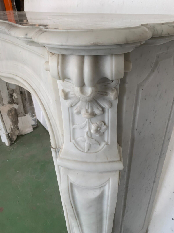 Cheminée de style Louis XV en marbre blanc de Carrare XIX siècle