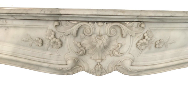 Cheminée de style Louis XV en marbre blanc de Carrare XIX siècle