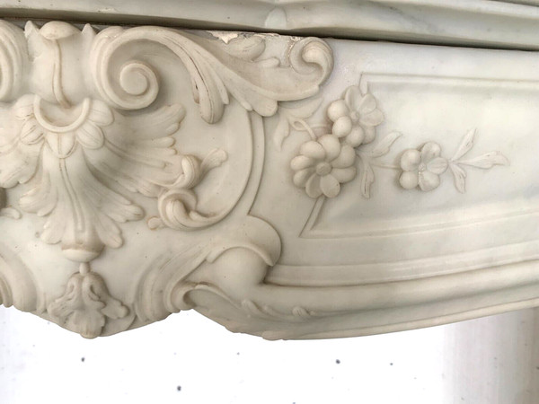 Cheminée de style Louis XV en marbre blanc de Carrare XIX siècle