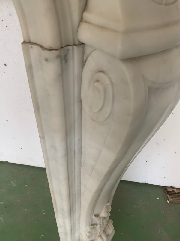 Cheminée de style Louis XV en marbre blanc de Carrare XIX siècle