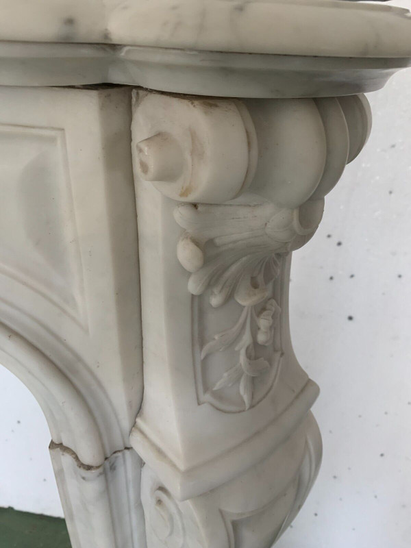 Cheminée de style Louis XV en marbre blanc de Carrare XIX siècle