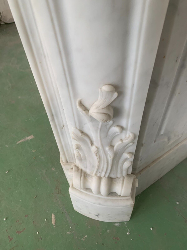 Cheminée de style Louis XV en marbre blanc de Carrare XIX siècle