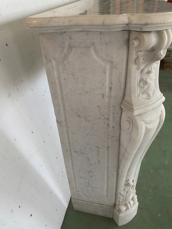 Cheminée de style Louis XV en marbre blanc de Carrare XIX siècle