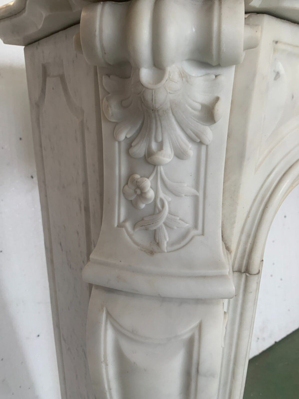 Cheminée de style Louis XV en marbre blanc de Carrare XIX siècle
