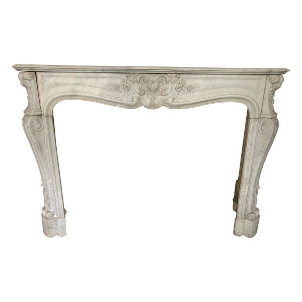 Cheminée de style Louis XV en marbre blanc de Carrare XIX siècle