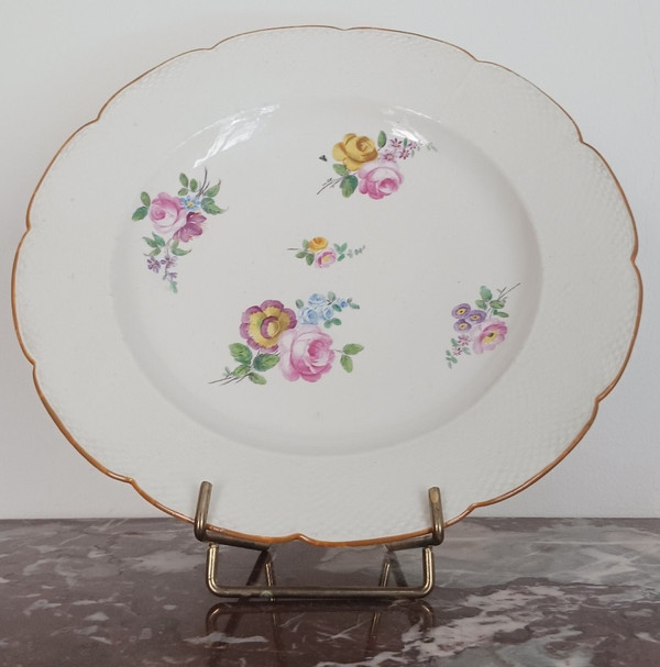 Chantilly, vers 1780 - assiette de table en porcelaine tendre - marli imitant la vannerie