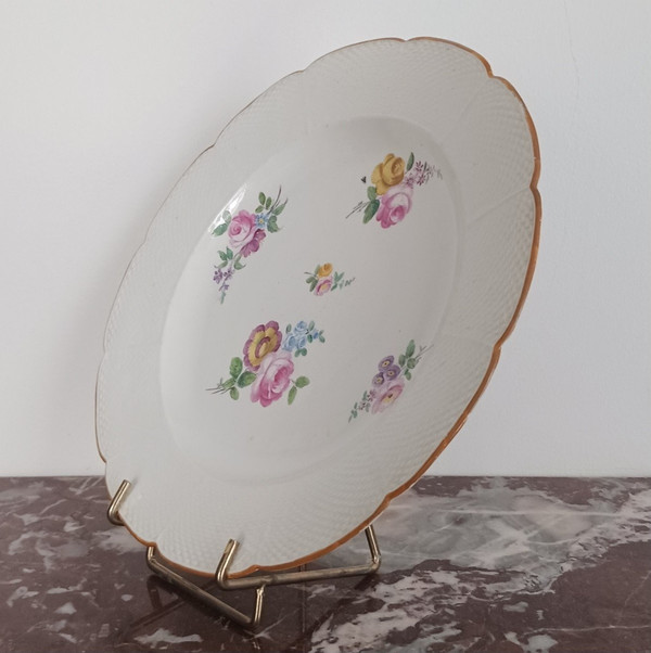 Chantilly, vers 1780 - assiette de table en porcelaine tendre - marli imitant la vannerie