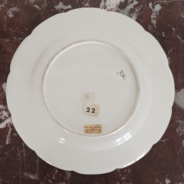 Chantilly, vers 1780 - assiette de table en porcelaine tendre - marli imitant la vannerie