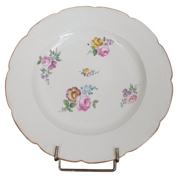 Chantilly, vers 1780 - assiette de table en porcelaine tendre - marli imitant la vannerie