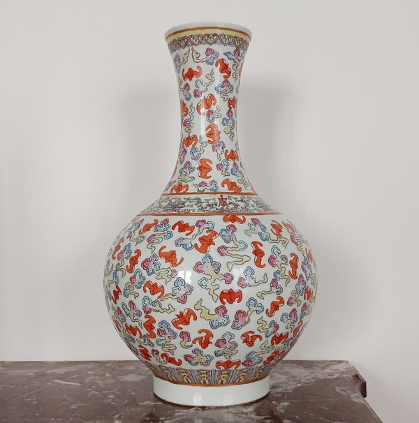 China, famille rose - large porcelain vase - decorated with 100 bats