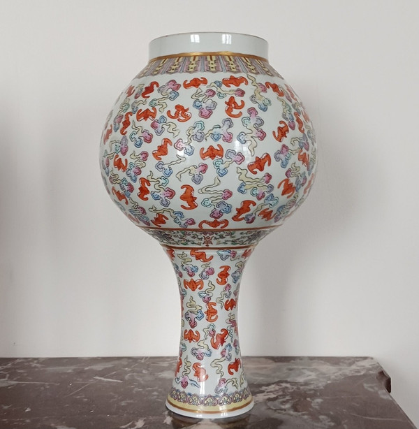 China, famille rose - large porcelain vase - decorated with 100 bats