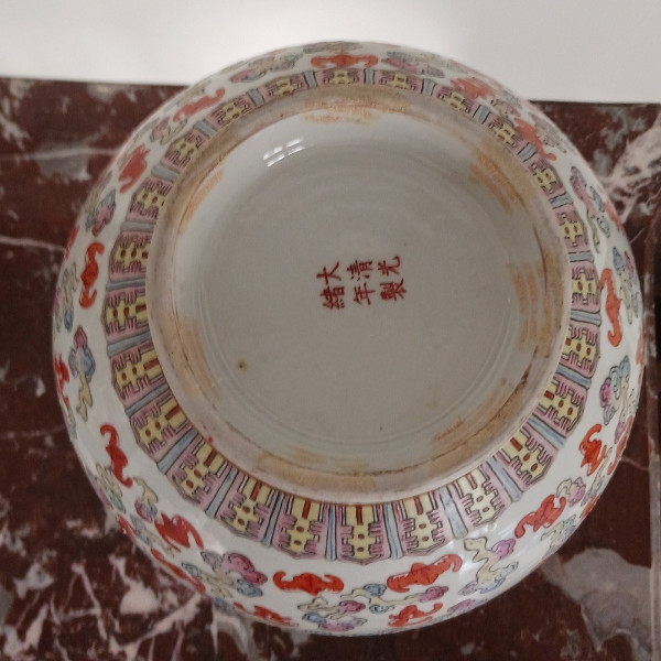China, famille rose - large porcelain vase - decorated with 100 bats