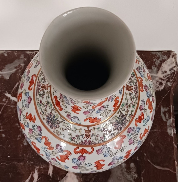 China, famille rose - large porcelain vase - decorated with 100 bats